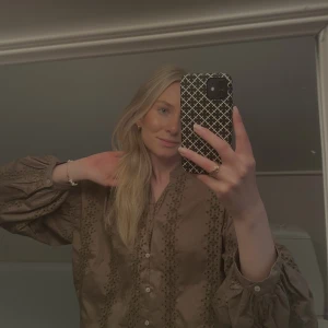 Grön blus från zara - Jättefin blus från zara som används ca 2-3 gånger. Säljer pga att den inte kommer till användning. Hör gärna av vid frågor🫶🏻