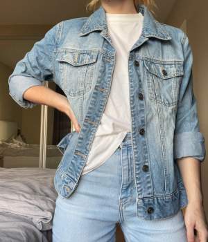 Blå jeans jacka Storlek: S-M  Kan gå ner till 150kr vid snabb affär! Kan mötas upp i Stockholm enligt överenskommelse, eller fraktas om köparen står för frakt.