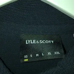 En Lyle & scott tröja inte används någon gång var lite baggy för mig den är i nyskick. 