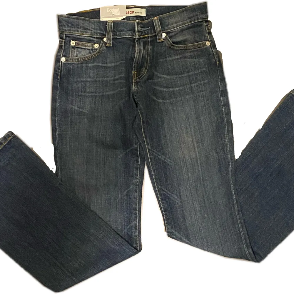 !!ANVÄND EJ EARLYBIRD FRAKT oanväda levis lowrise bootcut jeans, helt oanvända o så söta💋säljer pga de ej passade😭skriv för fler bilder!. Jeans & Byxor.