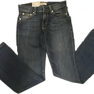 !!ANVÄND EJ EARLYBIRD FRAKT oanväda levis lowrise bootcut jeans, helt oanvända o så söta💋säljer pga de ej passade😭skriv för fler bilder!
