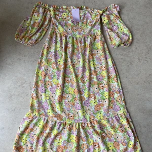 sommarklänning  - Blommig sommarklänning i storlek XS.  Helt ny 