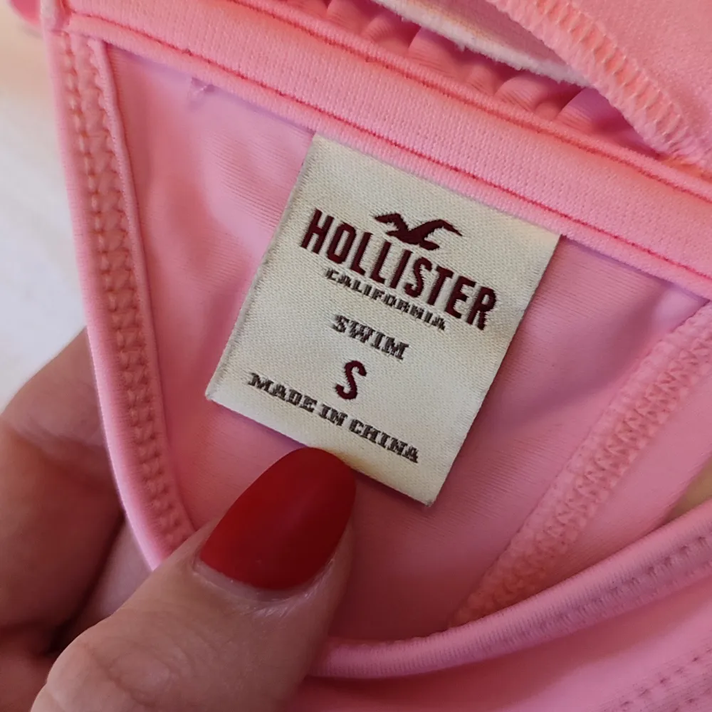 Rosa bikinitop från Hollister, använd någon enstaka gång så är i gott skick ☺️ storlek small med fransar.. Övrigt.