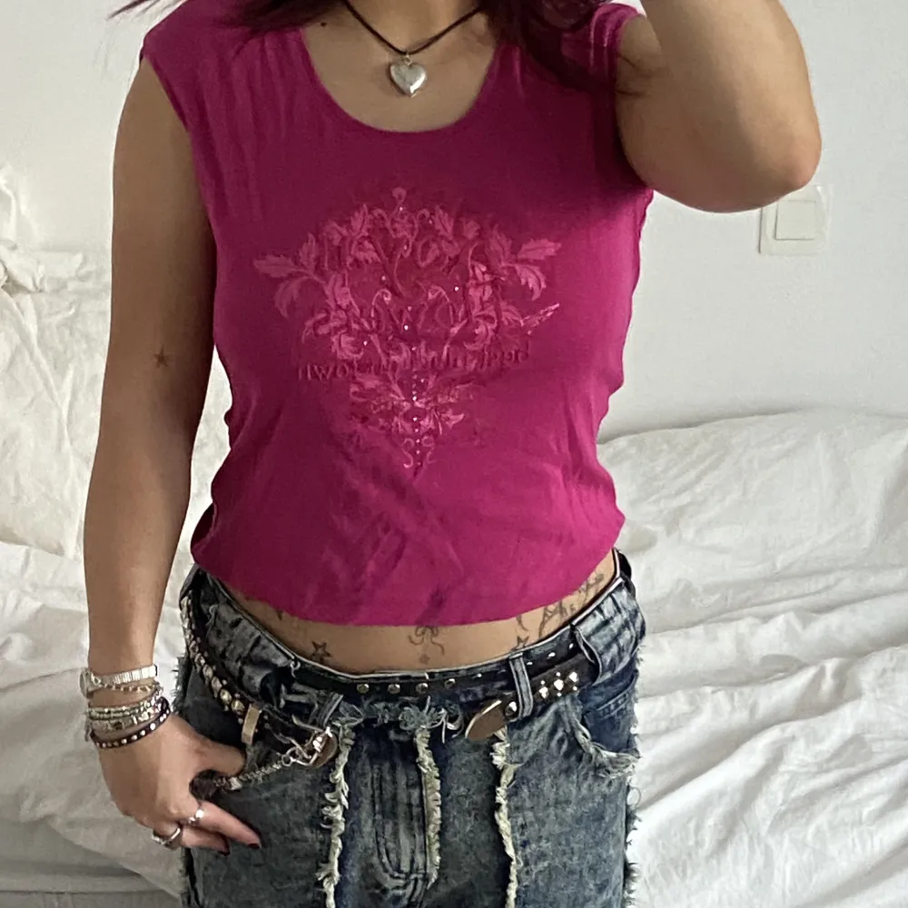 Rosa tröja med rhinestones och tryck💖⭐️🎀💫💋 från Esprit och storlek är XL, dock bär jag på bilden S/M och det funkar bra💅. Toppar.