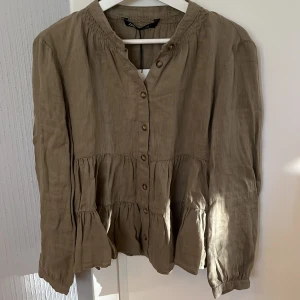 Grön blus - Jätte fin olivgrön blus. Lappen finns kvar, 100% linne!🫒Nypris:399kr