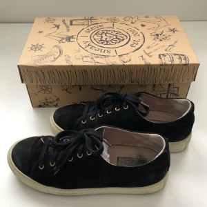 Sneaky Steve sneakers - Svarta sammet/mocka sneakers från Sneaky Steve. Bra skick. Slitna skosnören, så de behövs troligtvis bytas ut. Nypris 1200 kr. Storlek 37, men fungerar även för 36. 