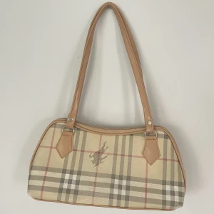 Väska - Söt handväska, har ett fack på insidan. Mått:30x15 Vill du köpa trycker du på ”köp nu” jag postar alltid samma dag eller dagen efter. 