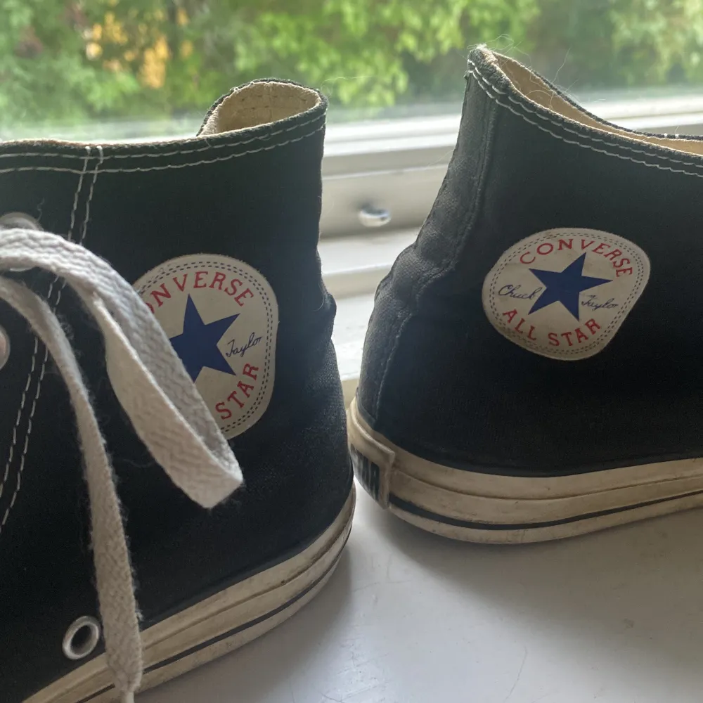 Super fina converse. Dom är använda men är i bra skick, bara att det är lite smutsigt på det vita men det kan man särket få bort med aceton.💕. Skor.