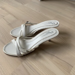 Sandaletter / Klackskor, Strl. 38 - Söta sandaletter med låg klack. Storlek 38, men tror att de skulle passa en 37 också.