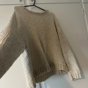 Stickad tröja  - Beige tröja stl M