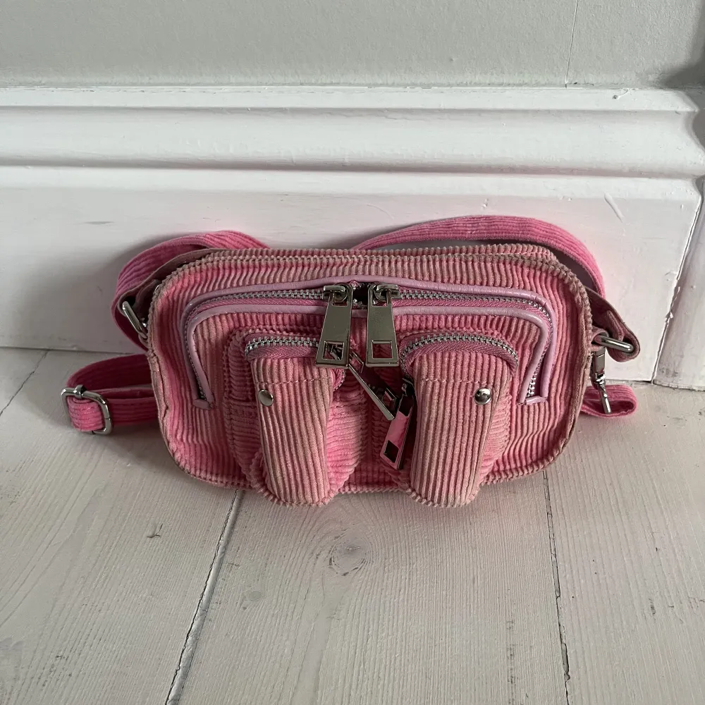 Säljer min fina rosa väska ifrån Nunoo. Väskan är i mocka imitation. Bra skick men flitigt använd. Nypris 700🩷🩷Rosa band tillkommer . Väskor.