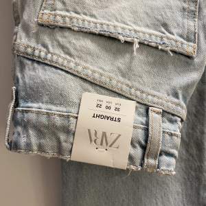 Ljusblå jeans från zara. Helt oanvända med lappen! Köpta på zara i Stockholm i sommras. Nypris 399