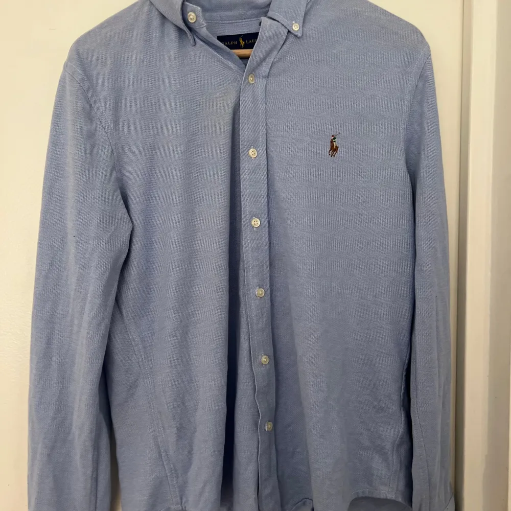  Hej säljer en Ralph lauren tröja i storlek M i ljusblå färg. Den är använd några gånger men ser ut som ny. Priset är 500kr. Hör av dig om du är intresserad! 🌟👕. Tröjor & Koftor.