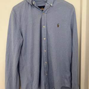  Hej säljer en Ralph lauren tröja i storlek M i ljusblå färg. Den är använd några gånger men ser ut som ny. Priset är 500kr. Hör av dig om du är intresserad! 🌟👕