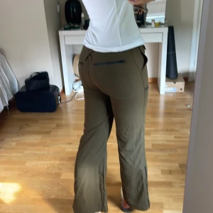 Cargopants - Vintage nike cargobyxor som är för småå för mig Midjemått: 72 Innerben: 74 cm 