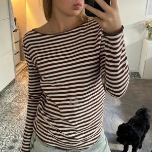 randig tröja - vinröd vit randig tröja. jätte fin och skön 