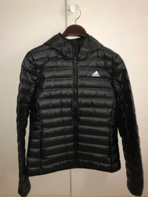 Adidas jacka - Hej säljer min adidas jacka i ett super skick, hör av er vid intresse😃
