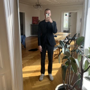 Tiger of Sweden kostym - Sparsamt använd kostym från tiger of Sweden. Smal modell med smala slag i navy. 