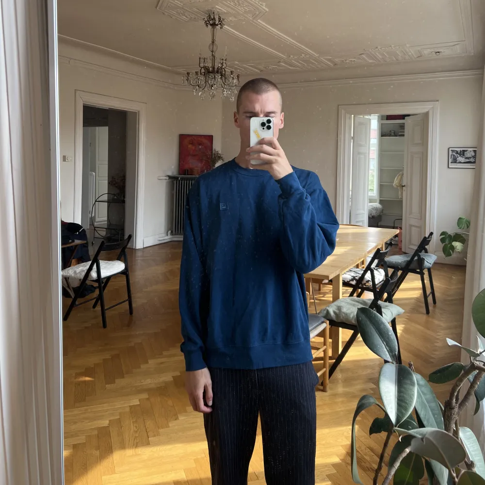 Sweater från Acne, färg exklusivt stläppt på Tres bien. Lös fit. . Tröjor & Koftor.