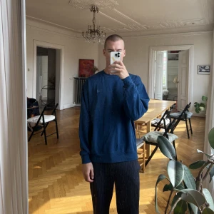 Sweater Acne studios  - Sweater från Acne, färg exklusivt stläppt på Tres bien. Lös fit. 