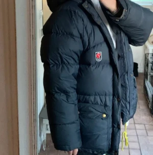Fjällräven jacka - Säljer ny denna super fina jacka ifrån fjällräven som är i mycket gott skick bara använd en vinter. Skriv pm för fler frågor. Tryck inte på köp nu 
