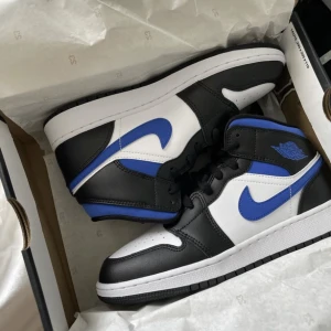 Jordan 1 mid ’racer blue’ - Säljer mina blåa jordans då dom inte kommer till användning nå mer, ytterst liten crease, inga tydliga skador. Nästan helt oanvända. Tidigare pris 2.430kr och mitt är 300kr💕 frågor? Bara att skriva till mig