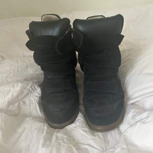 Isabel marant skor i storlek 41 köpta på Vestiaire collective för 2400 kr. Kontakta mig för mer info❤️OBS INTE FRI FRAKT