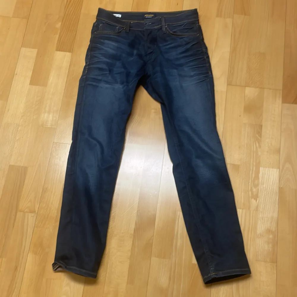 Splitter nya Jack & Jones jeans som är använda ca 5 gånger. Skick 10/10. Jeans & Byxor.