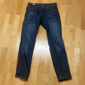 Jack & Jones Jeans - Splitter nya Jack & Jones jeans som är använda ca 5 gånger. Skick 10/10