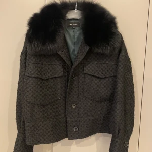 Meotine jacka - En super fin meotine jacka i svart och grön insida. Så fint nu under vintern❄️💕 jackan är i väldigt bra skick Nypris ca 3500kr