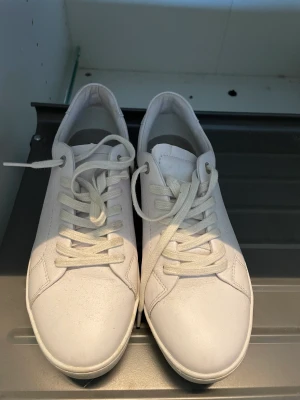 Vita sneakers  - Säljer dessa superfina men basic sneakers då dem blivit försmå. Köptes år 2022 men endast använd en gång på skolavslutningen. Nypris 800kr, säljer för 400. Inga defekter. Bara använda en gång 💗