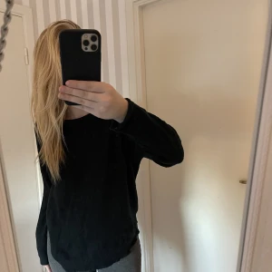 svart stickad tröja  - använd fåtal gånger, sitter som en m/l 