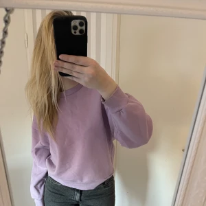 lila sweetshirt  - lila sweetshirt från gina, använd fåtal gånger 