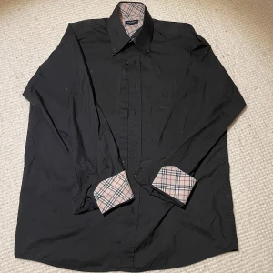 Burberry skjorta  - Hej! Denna skjorta är så billig pga att den saknar 5 knappar. Det går enkelt att fixa hos en skräddare för 100-150kr! Först till kvarn 