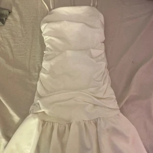 Vit sommar klänning - Använd 1 gång bra skick