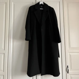 Kappa - Svart lång kappa från Bikbok. Fint skick. Storlek S💕