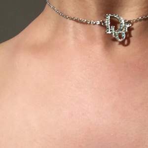 Dior halsband som köptes på VC som äkthetsbevisar. Kontakta för fler frågor och bilder💖