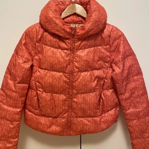 Tunn jacka - Säljer denna jackan. Storlek S. Helst ny. Utöva det i bra skick. 