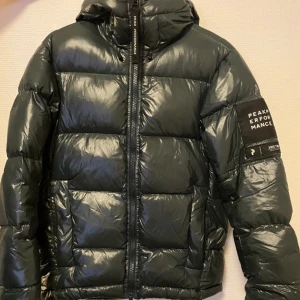 Peak Performance jacka - Peak Performance Moment puffer jacka. Passar perfekt nu till vintern. Skick: finns några flaws annars i gott skick. Storlek: S men passar S-M Nypris cirka: 3500kr Hör av dig om du har några frågor!🙌 