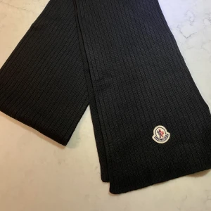 Moncler Halsduk - Moncler halsduk för både män och kvinnor, perfekt nu till vintern. Halsduken har NFC TAGG. Kan endast fraktas, finns kvitto! Helt ny! Pris kan diskuteras!!