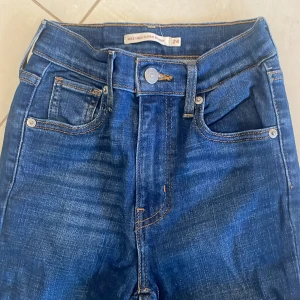 Levis jeans skinny - Oanvända Levis jeans skinny med avklippta ben
