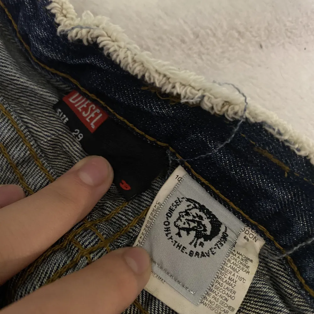 Säljer ett par superfina lågmidjade vintage jeans då dom inte passar mig. 🫶🏼🌸Jag skulle uppskatta dom som 27-29. Skriv för flera bilder!💕. Jeans & Byxor.
