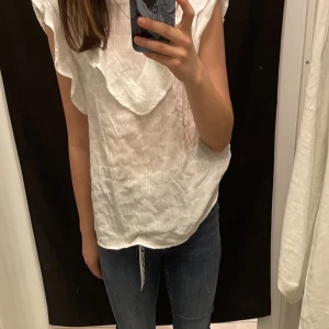 Söt blus - jättegullig blus perfekt till sommaren o våren, använd några gånger men är i nyskick. 