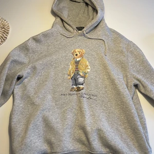 Polo Ralph Lauren hoodie  - Säljer min Polo Ralph Lauren Björn hoodie! Riktigt skön tröja med riktigt skönt material. Köpt på Ralph Lauren butiken på Östermalm. Bara använd några gånger. Nypris 1500-1800. Storlek L passar både L och M 