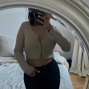 Beige croptop - Tjockare material, skön att ha på sig! Använd 2ggr. Liten i strl, känns som M