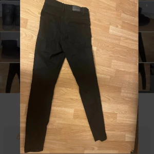 Skinny jeans! - Skinny jeans heeelt oanvända. Har köpt dom och dom har bara ruttnat i garderoben. Helt nya, inte trasiga och inga hål. Vanliga svarta skinny jeans som formar låren, benen och rumpan så fint!   Ordinarie pris: 359 kr Säljer för: 200 kr, pris kan diskuteras