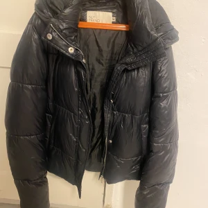 Vinterjacka - Svart lite glansigare puffer jacket från Nellys egna märke. Den har använts en vinter, används inte längre då den är för liten. Väldigt bra skick. Den är är slutsåld på deras hemsida💕💕