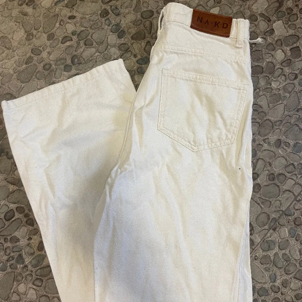 Vita jeans ifrån nakd, storlek 34/36. Jeans & Byxor.