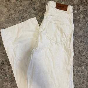Vita jeans ifrån nakd, storlek 34/36