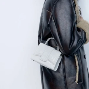 Vit väska från zara - Vit minicityväska från zara, säljs inte längre! Använd 2-3 ggr